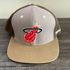 Mitchell & Ness - Miami Heat snap back olive color way